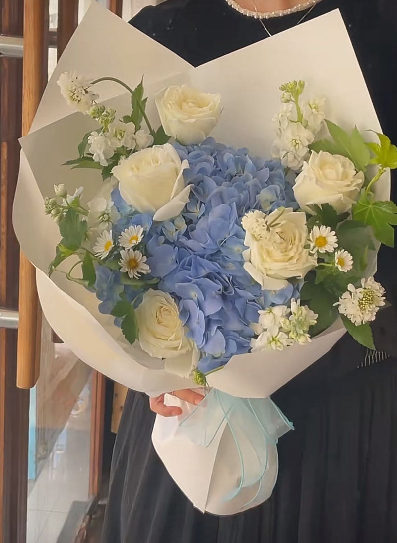 Carnegie Florist in Melbourne blue+ white